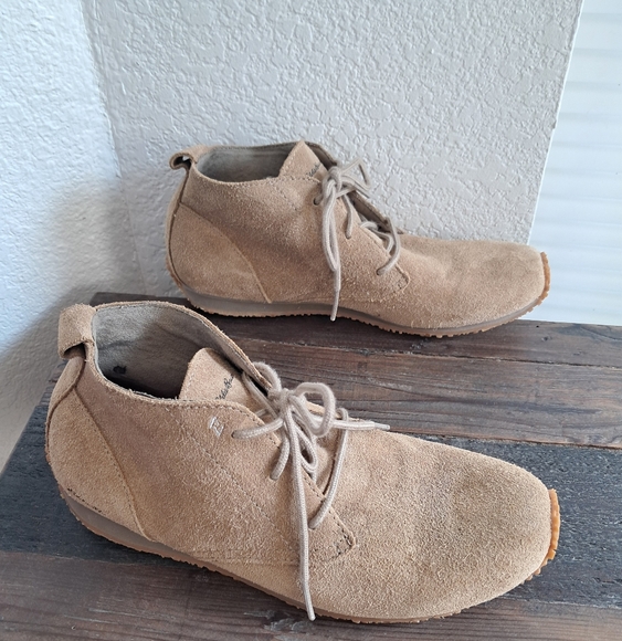 Eddie Bauer Women’s 7.5 Tan Suede Moccasin Style Rubber Sole Casual Tribal Vibes - Picture 3 of 13